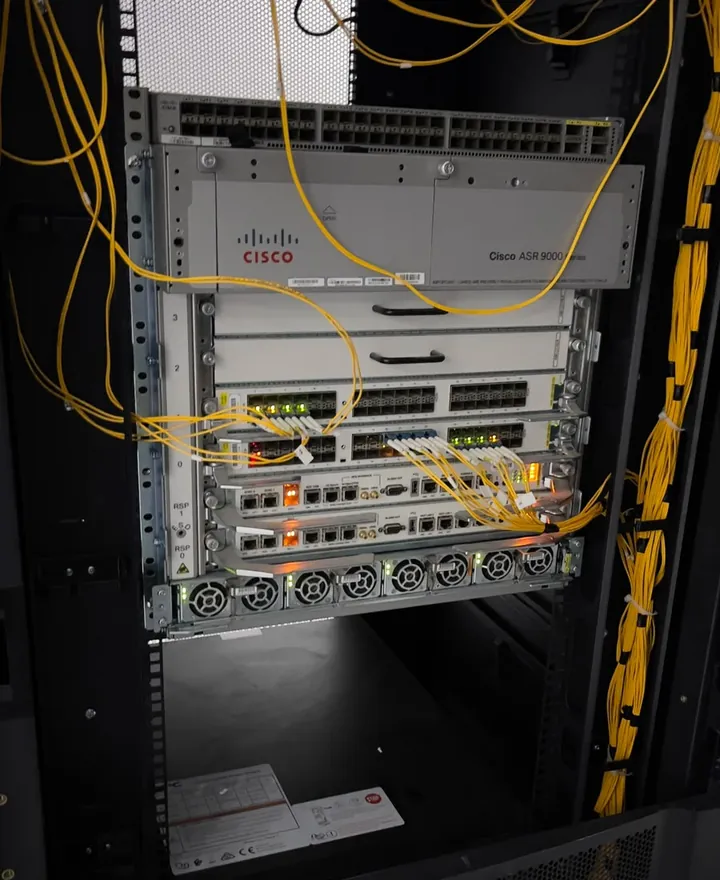 Cisco ASR 9000 router with fibre cables in a rack